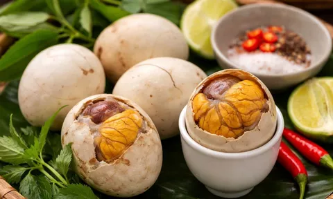 Trứng vịt lộn giàu dinh dưỡng nhưng không phải ai cũng nên ăn: 4 trường hợp cần hạn chế