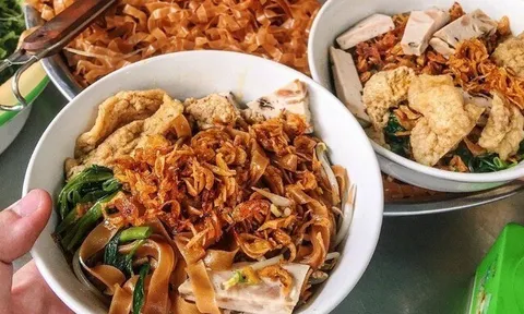 Ở Hà Nội có 5 quán ngon dành cho “tín đồ” món trộn, bún miến bánh đa đủ cả, khách xếp hàng kín vỉa hè chờ ăn