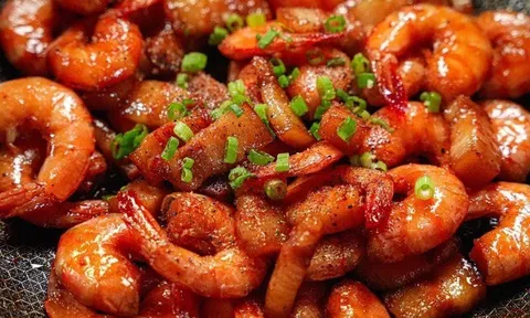 Rang tôm 30 năm giờ mới biết không cần cầu kỳ, chỉ cho 2 thứ này tôm lên màu đỏ đẹp lại cực giòn ngon