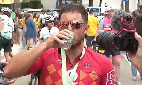 Eden Hazard gây sốt khi uống bia ngay sau khi đạp xe 167km