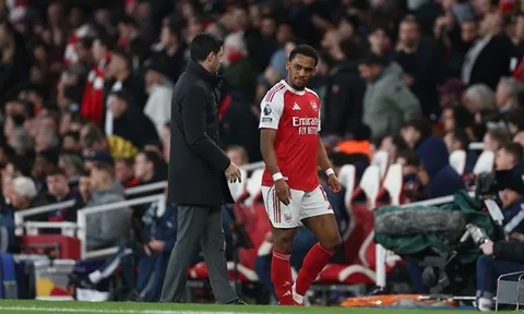 Timber trở lại đúng lúc Arsenal bước vào tháng 4 bão táp