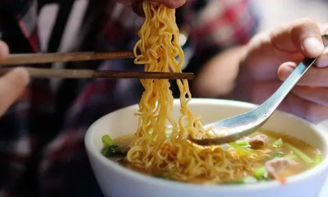 Điều gì sẽ xảy ra với cơ thể nếu bạn ăn mỗi ngày 1 gói mì tôm?