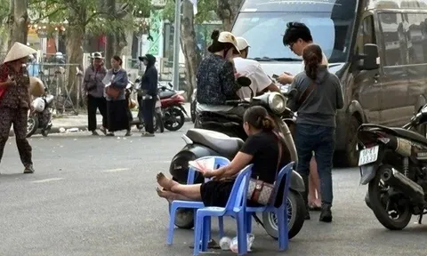 Bất ngờ cảnh "ế ẩm" vé chợ đen trận Việt Nam - Malaysia