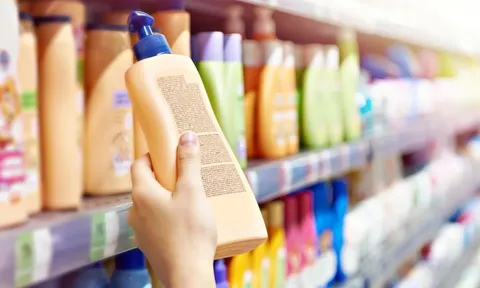 Bác sĩ cảnh báo: Mua dầu gội cần tránh loại có 5 thành phần độc hại này