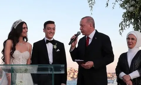 Ozil sống như ông hoàng và đặc quyền thân thiết với Tổng thống