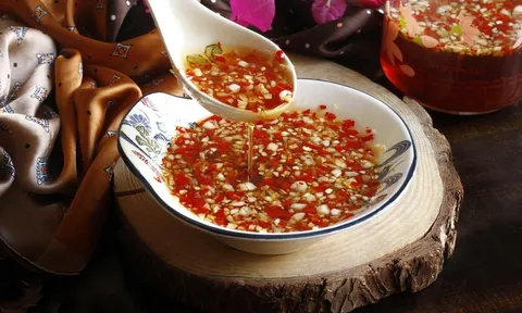 Cách pha nước chấm chua ngọt tỏi đậm đà, ớt nổi lên đẹp mắt