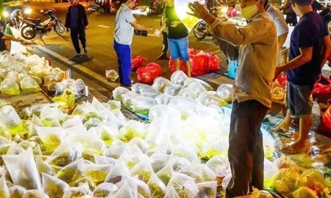 Ở TP.HCM có phiên chợ mở từ 3 giờ sáng, khách muốn mua phải soi đèn, hơn 50 năm chỉ bán một mặt hàng