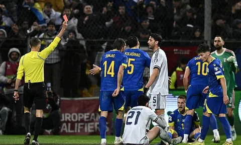 Bastoni nhận thẻ đỏ vì xoạc sau, người Ý tan mộng World Cup
