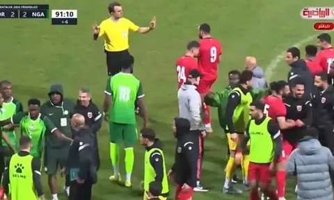 Alex Iwobi bị đuổi khỏi sân sau pha bóng bạo lực gây hỗn chiến