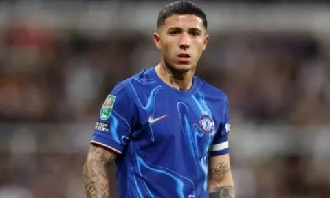 HLV Rosenior trừng phạt Enzo Fernandez vì vi phạm kỷ luật