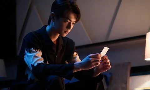 Bố làm xa phải sống cùng mẹ kế, bà đưa một thẻ ngân hàng khi tôi kết hôn, xem số dư mà sững sờ