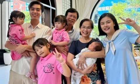 Vân Trang lần đầu đưa cặp sinh đôi về nhà ngoại sau 4 năm, ông bà vui ra mặt, hớn hở đón 2 bé vào nhà