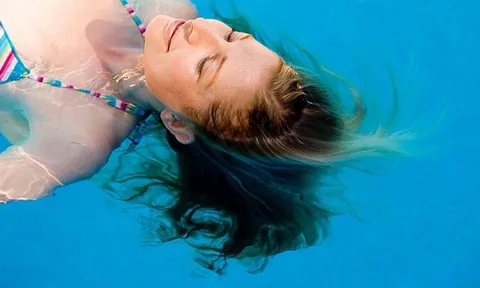 Bơi mùa hè không lo tóc hư tổn: Những cách bảo vệ tóc khỏi clo và nước biển