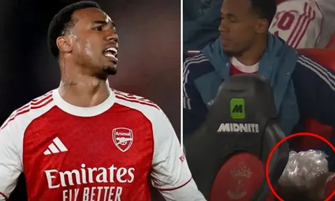Hình ảnh Gabriel bó gối khiến CĐV Arsenal nín thở
