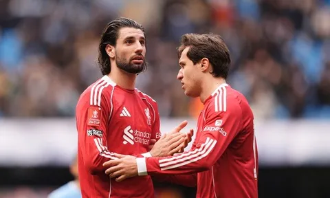 Bất lợi bủa vây Liverpool trong cuộc đua top 4 với MU