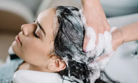 hương pháp gội đầu 2-2-2: Bí quyết giúp tóc sạch sâu và mọc dày tự nhiên