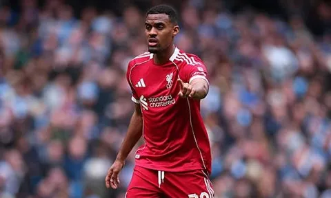 Lỗ hổng Gravenberch khiến hàng thủ Liverpool bị phơi bày