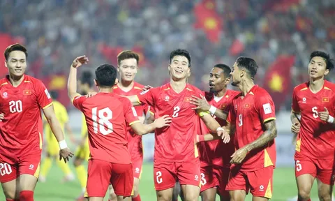 VN trở lại top 100, báo Hàn ngợi khen Kim Sang Sik