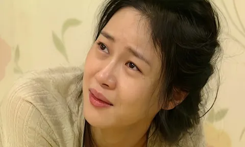 Hí hửng cầm que thử thai "hai vạch" khoe cả nhà, một câu nói của mẹ chồng khiến tôi đứng lặng giữa mâm cơm