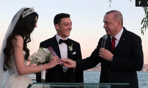 Cuộc sống giàu sang, nhiều thị phi của Mesut Ozil
