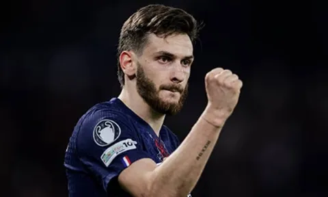Kvaratskhelia tái hiện kỷ lục của Benzema để hạ gục Liverpool