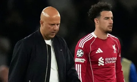 Carragher khẳng định Arne Slot mắc sai lầm thảm họa trước PSG