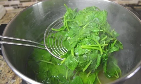 Rau xanh mất sạch chất nếu nấu theo kiểu này