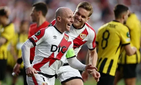 Thắng đậm AEK Athens, Rayo Vallecano chạm tay vào bán kết