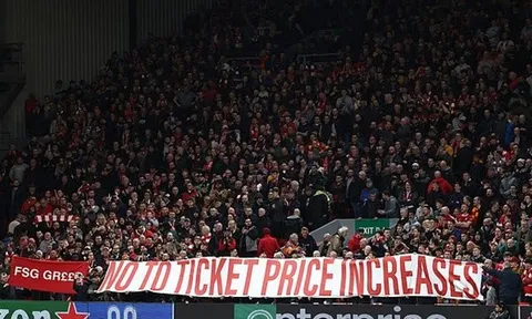 CĐV Liverpool gỡ bỏ cờ tại khán đài The Kop để phản đối tăng giá vé
