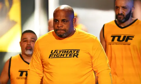 Huyền thoại tái xuất: Daniel Cormier và Michael Bisping đối đầu trên ghế nóng The Ultimate Fighter 34