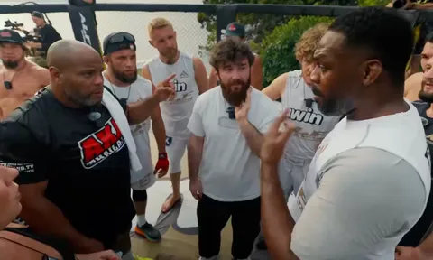 Jon Jones và Daniel Cormier: Mối thâm thù không hồi kết, từ lồng bát giác đến sàn đấu vật