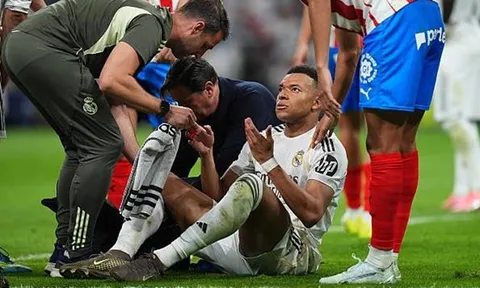Arbeloa nổi giận vì VAR ngó lơ quả phạt đền của Mbappe
