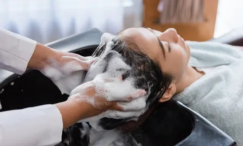 Gội đầu mùa hè: Cẩn trọng với 2 kiểu dễ khiến tóc nhanh bết và da đầu “khó thở”