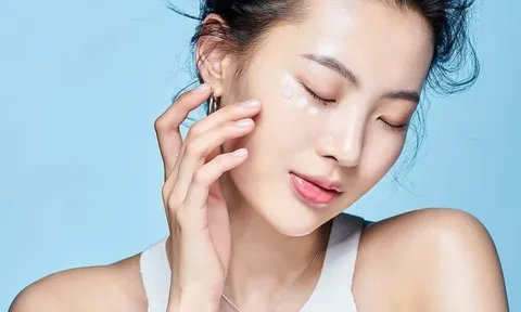 Thoa kem chống nắng đúng cách: Nên vỗ hay xoa để không làm hao hụt collagen?