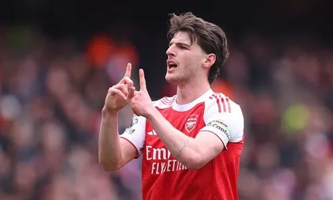 Declan Rice an ủi đồng đội sau màn trình diễn thảm họa