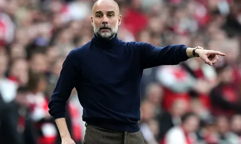 Pep "giội gáo nước lạnh" vào Man City sau cú sẩy chân của Arsenal
