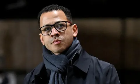 Fan Chelsea cầu xin Rosenior "buông" trận gặp Man City vì "đại cục"