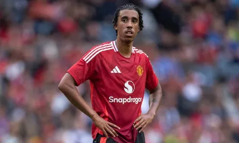 Huyền thoại giục Man United đẩy đi Leny Yoro