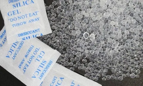Đừng vứt gói hút ẩm: Công dụng bất ngờ giúp bạn tiết kiệm cả đống tiền