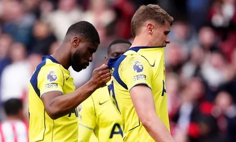 Jamie Carragher tin Tottenham sẽ phải xuống hạng