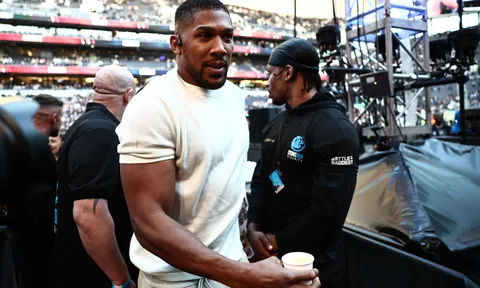 Đừng vội trách Anthony Joshua vì từ chối vở kịch truyền thông của Tyson Fury