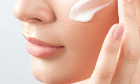 Thoa kem chống nắng đúng cách với công thức “2 trước – 3 sau” giúp bảo vệ da toàn diện