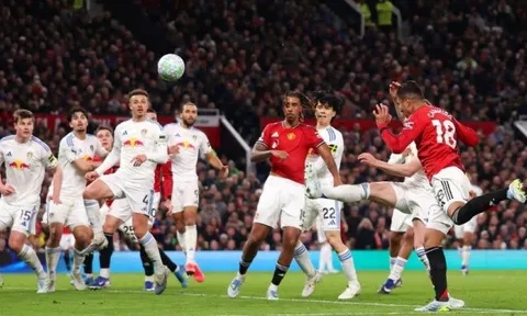 Martinez nhận thẻ đỏ, MU thua sốc Leeds United tại Old Trafford