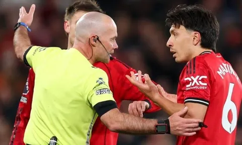 Carrick bức xúc vì thẻ đỏ của Martinez trong trận thua Leeds