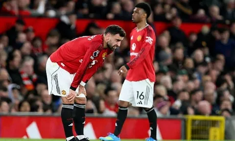 Roy Keane chê hàng tiền vệ Man Utd biến mất trước Leeds