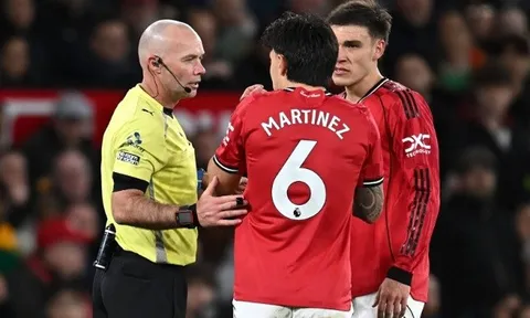 Martinez nhận thẻ đỏ vì giật tóc là đúng hay sai?