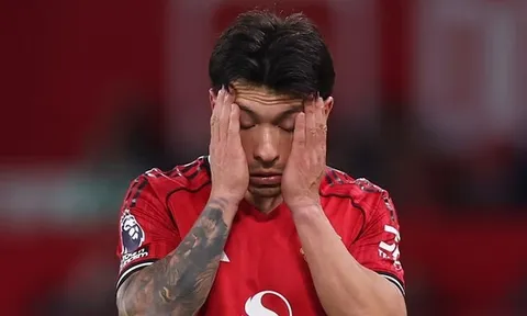 Carragher và Carrick nổi đóa vì Martinez bị đuổi do kéo tóc