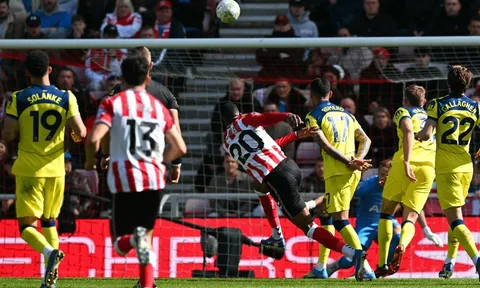 Sunderland thăng hoa đang đẩy Tottenham xuống vực thẳm