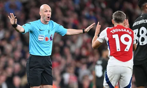 Fan Arsenal phẫn nộ với trọng tài bắt chính trận Man City