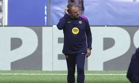 Hansi Flick nối gót Xavi phàn nàn mặt cỏ sân Atletico Madrid